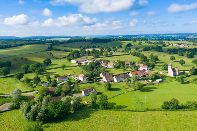 Le village de Cuncy-les-Varzy au milieu de la campagne