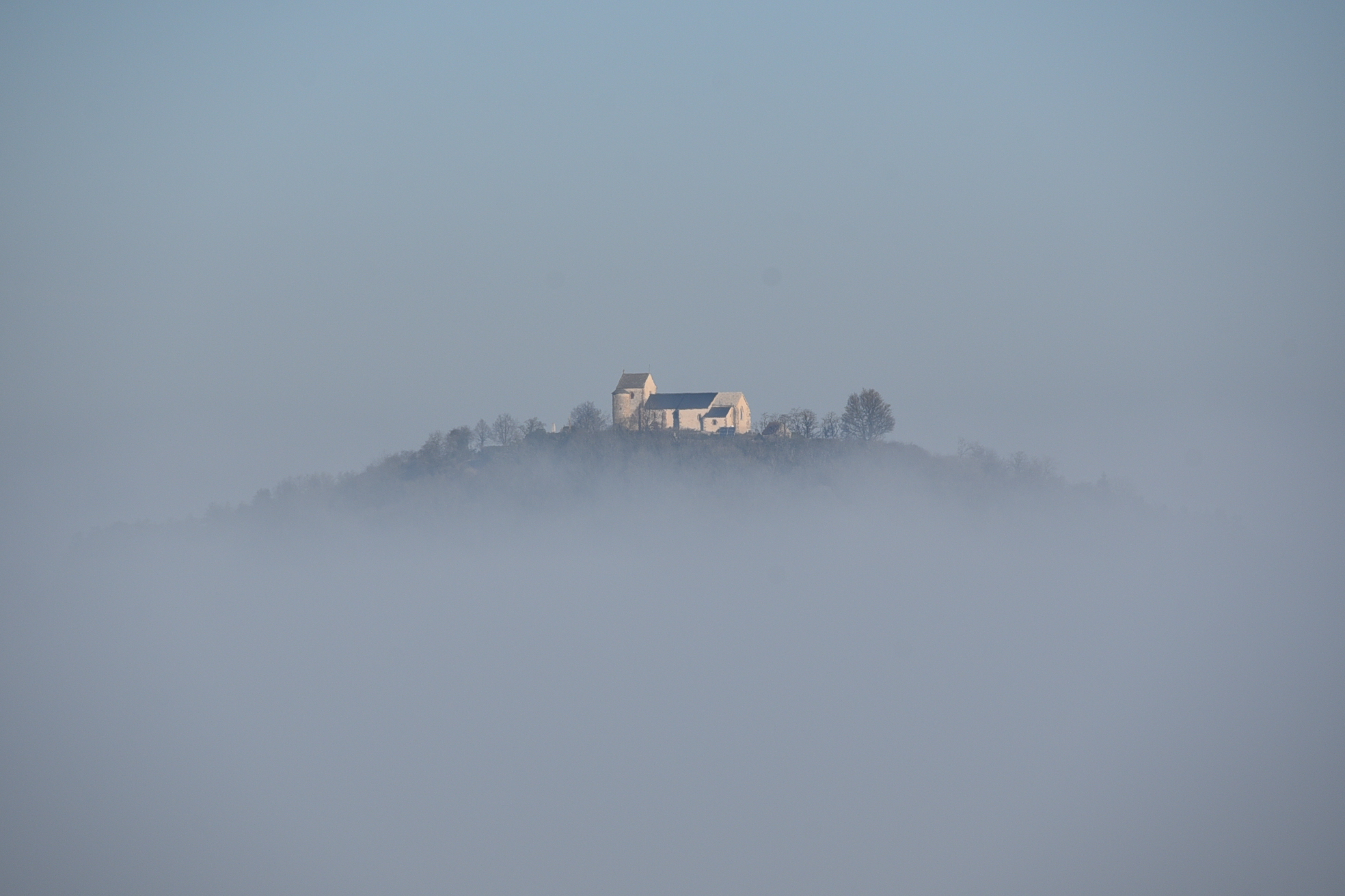 Sylvie HERARDOT - La chapelle du Mont Sabot qui émerge du brouillard